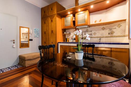Kitchen o kitchenette sa Ariosto Elegant Apartment - near M1 and Cadorna Station