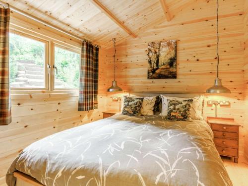 - une chambre avec un lit dans une cabane en rondins dans l'établissement 1 Bed in Ironbridge 88768, à Leighton