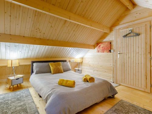 מיטה או מיטות בחדר ב-2 Bed in Widemouth Bay 87766