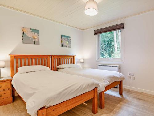 2 camas individuales en un dormitorio con ventana en 2 Bed in Whitsand Bay 88312, en Landrake