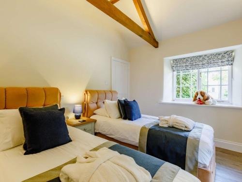 un dormitorio con 2 camas y un perro en una ventana en 2 Bed in Somerton 89115, en Somerton