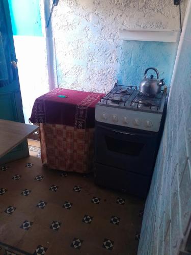 a stove with a tea kettle on top of it at Posada atlantida in Atlántida