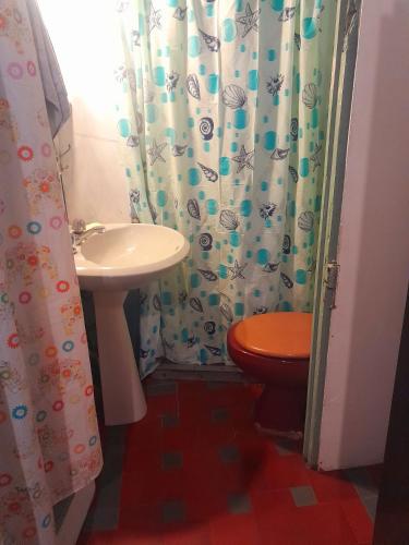 La salle de bains est pourvue de toilettes et d'un lavabo. dans l'établissement Posada atlantida, à Atlántida