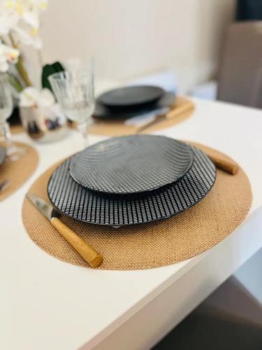 une pile de plaques au-dessus d'une table dans l'établissement Bienvenue l'Opale Boulogne, à Boulogne-sur-Mer