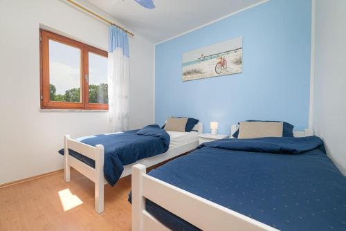 una camera con due letti e una finestra di Villa Dobran by IstriaLux a Rebići