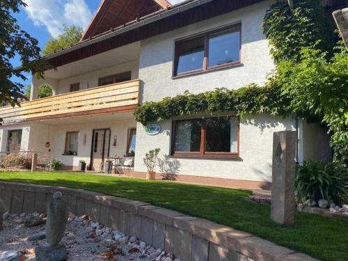 ein Haus mit einem Zaun davor in der Unterkunft Ferienwohnung Klein und Fein in Hemfurth-Edersee