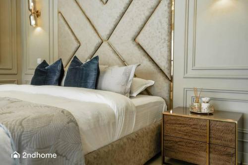 1 dormitorio con 1 cama grande y cabecero de madera en 2ndhome Chic and Light Newly Furnished Loft, en Dubái