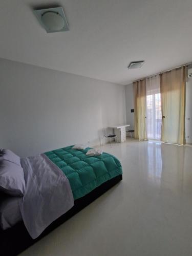 1 dormitorio con 1 cama verde en una habitación en Ciao Napoli, en Nápoles
