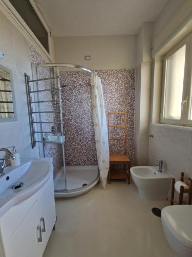 ナポリにあるCiao Napoliのバスルーム(シャワー、シンク、バスタブ付)