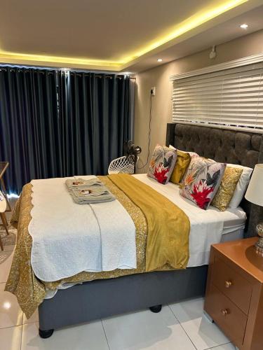 sypialnia z dużym łóżkiem w pokoju w obiekcie Le Rosette Residence w mieście Empangeni