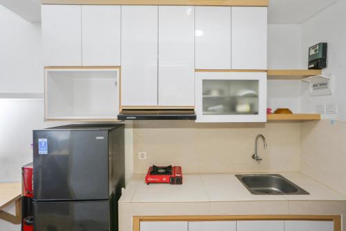 Кухня или мини-кухня в OYO 93447 City Rooms Apartment
