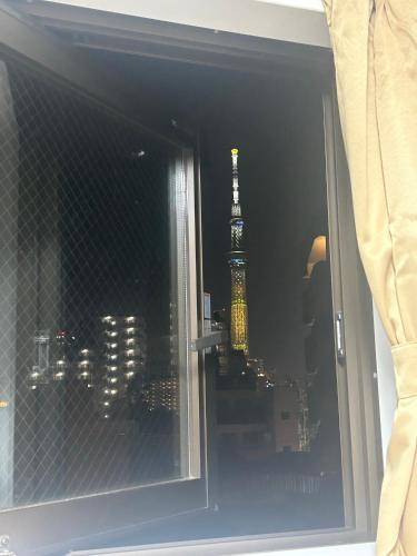 a window with a view of the eiffel tower at Tokyo Skytree Home Skytree View Hikifune in Tokyo