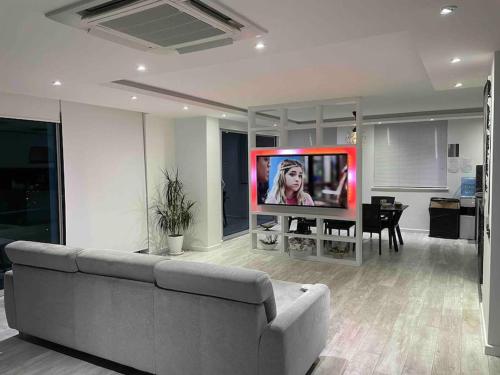 sala de estar con sofá y TV de pantalla plana en Villa, Alanya, Antalya, en Alanya