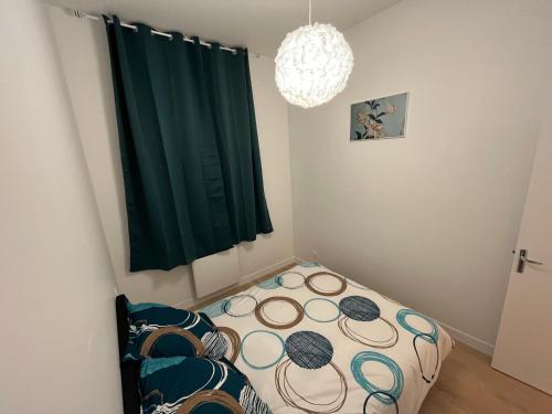 - une chambre avec un lit et un rideau vert dans l'établissement Spacieux T2, tout NEUF! Confort au top!, à Toulouse