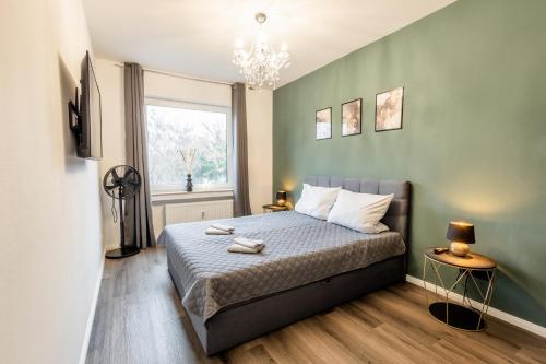 una camera con letto e finestra di Luxus Penthouse, Klima, BBQ, Whirlpool a Warendorf