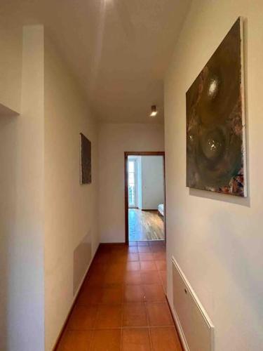 un couloir vide avec une peinture sur le mur dans l'établissement Rancate charme apartment, à Mendrisio