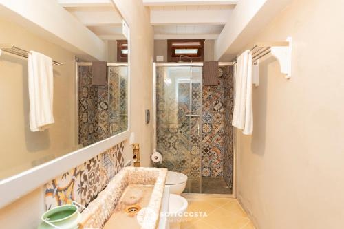 e bagno con lavandino, servizi igienici e doccia. di Masseria Tenuta Le Menze a Cavallino di Lecce