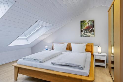 ein Schlafzimmer mit einem Bett im Dachgeschoss in der Unterkunft Urlauberdorf Urlauberdorf 33b in Boltenhagen