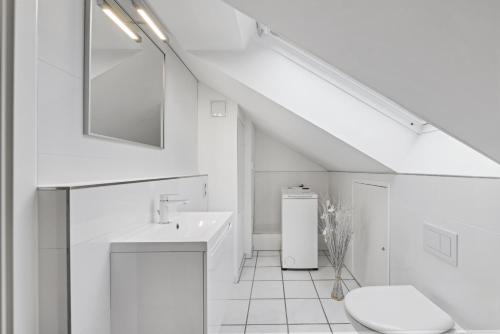 ein weißes Bad mit einem Waschbecken und einem WC in der Unterkunft Urlauberdorf Urlauberdorf 33b in Boltenhagen