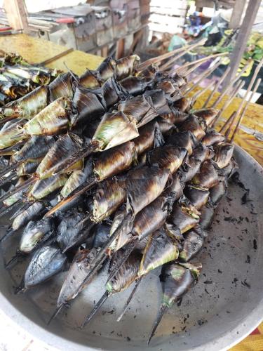 een hoop vis op een bord op een tafel bij #dganuresthouz Kuala Terengganu, Malaysia in Kuala Terengganu