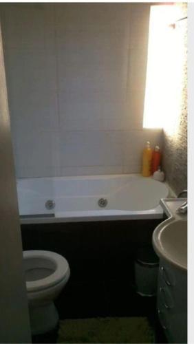 La salle de bains est pourvue d'une baignoire, de toilettes et d'un lavabo. dans l'établissement Amaaral, à Rocha