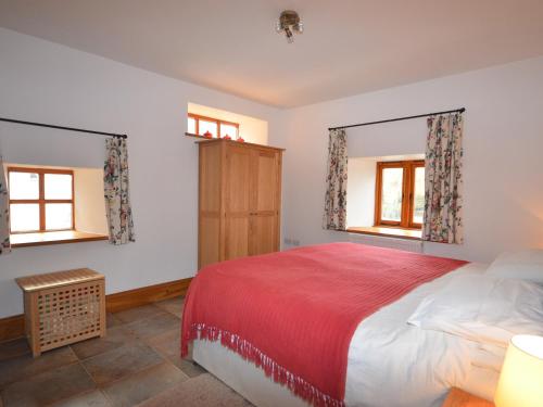 1 dormitorio con 1 cama grande y 2 ventanas en 2 Bed in Bridgwater REXBA, en Spaxton