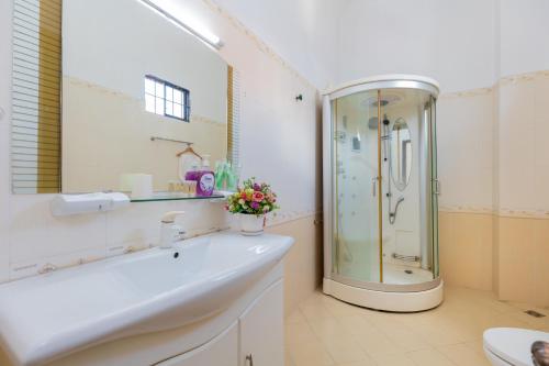 ein Badezimmer mit Dusche und Waschbecken in der Unterkunft Villa Hồ Bơi Bãi Sau - Free Loa Kéo + Bida - Gần Biển - 10/11B LLQ in Vũng Tàu
