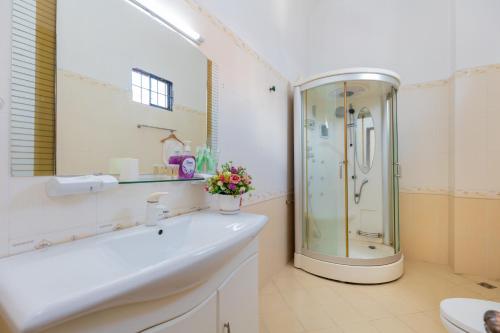 a bathroom with a shower and a sink at Villa Hồ Bơi Bãi Sau - Free Loa Kéo + Bida - Gần Biển - 10/11B LLQ in Vung Tau