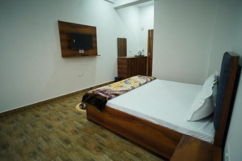Postel nebo postele na pokoji v ubytování Hotel SD GRAND PALACE Near Shri Radha Krishna Vivah Sthali, Bhandirvan, Vrindavan