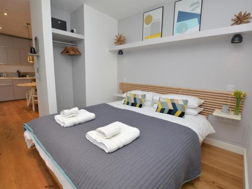 Ένα ή περισσότερα κρεβάτια σε δωμάτιο στο 1 Bed in Lyme Regis 41563