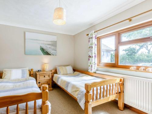1 Schlafzimmer mit 2 Betten und einem Fenster in der Unterkunft 2 Bed in Higher Clovelly 43751 in Clovelly