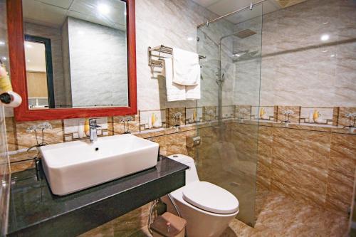 a bathroom with a sink and a toilet and a shower at Quoc Cuong Hotel & Apartment Danang by Haviland in Da Nang