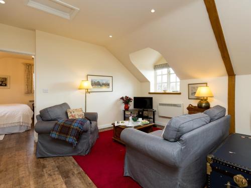 sala de estar con 2 sillas y 1 cama en 1 bed in Shipston-on-Stour CC011 en Cherington