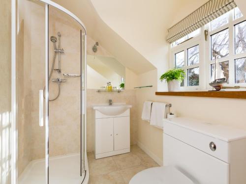 y baño con ducha y lavamanos. en 1 bed in Shipston-on-Stour CC011 en Cherington