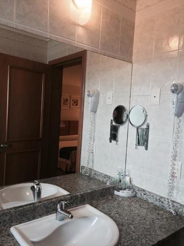 a bathroom with a sink and a mirror at Barbur Plaza Hotel in Ponta Grossa