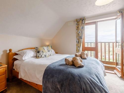 um quarto com 2 camas e uma grande janela em 3 bed in Worcester CC099 em Clifton upon Teme
