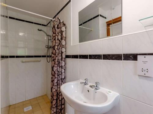 W łazience znajduje się umywalka i prysznic. w obiekcie 3 bed in Worcester CC099 w mieście Clifton upon Teme