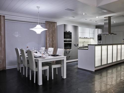 een eetkamer met een witte tafel en stoelen bij Luxvilla in Rovaniemi