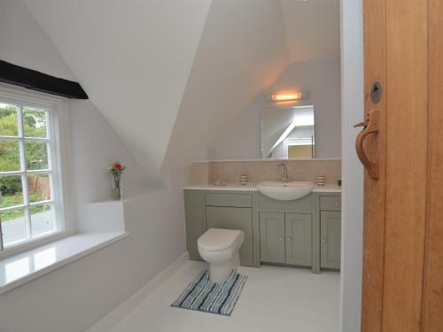 A bathroom at 1 Bed in Sherborne 51018