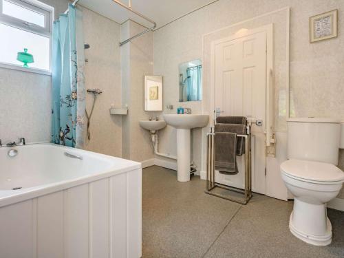 La salle de bains est pourvue d'un lavabo, de toilettes et d'une baignoire. dans l'établissement 2 Bed in Cockermouth 49197, à Cockermouth