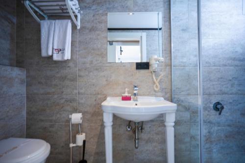 A bathroom at Ada Apart Otel