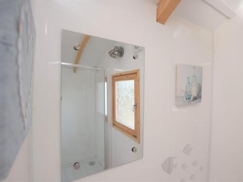 baño con ducha y ventana en 1 Bed in Thetford 57900 en East Harling