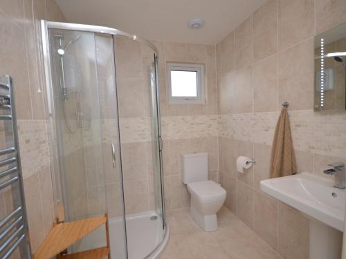 ein Bad mit einer Dusche, einem WC und einem Waschbecken in der Unterkunft 3 Bed in Moorlinch 56284 in Greinton