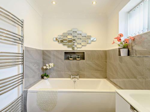een badkamer met een bad en een wastafel bij 1 Bed in Weymouth 57926 in Osmington