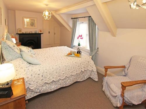 Schlafzimmer mit einem Bett und einem Fenster in der Unterkunft 3 Bed in Whitley Bay CN013 in Backworth