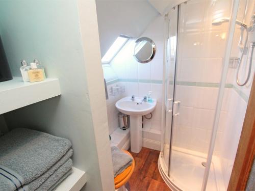 La salle de bains est pourvue d'une douche et d'un lavabo. dans l'établissement 3 Bed in Whitley Bay CN013, à Backworth