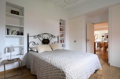 um quarto branco com uma cama e uma sala de jantar em Pool Suite Carmen em Las Palmas de Gran Canaria