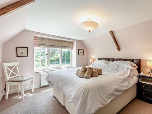 Un dormitorio con una gran cama blanca y una ventana en 4 Bed in Isle of Purbeck IC101, en Corfe Castle