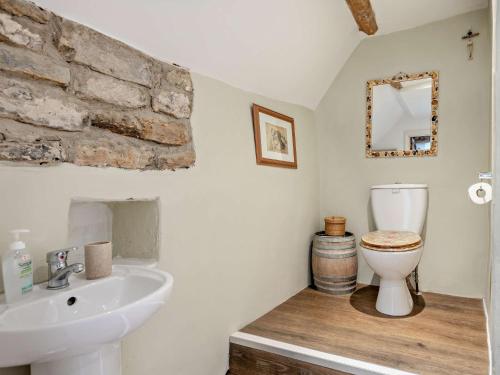 y baño con aseo y lavamanos. en 4 Bed in Isle of Purbeck IC101 en Corfe Castle