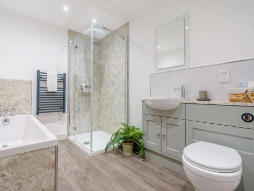 uma casa de banho com um WC, um lavatório e um chuveiro em 3 Bed in Malton 75899 em Amotherby